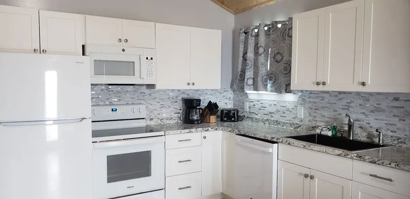 New Deluxe Duplex Unit, 1 Queen Bed, Unit C - Image 1
