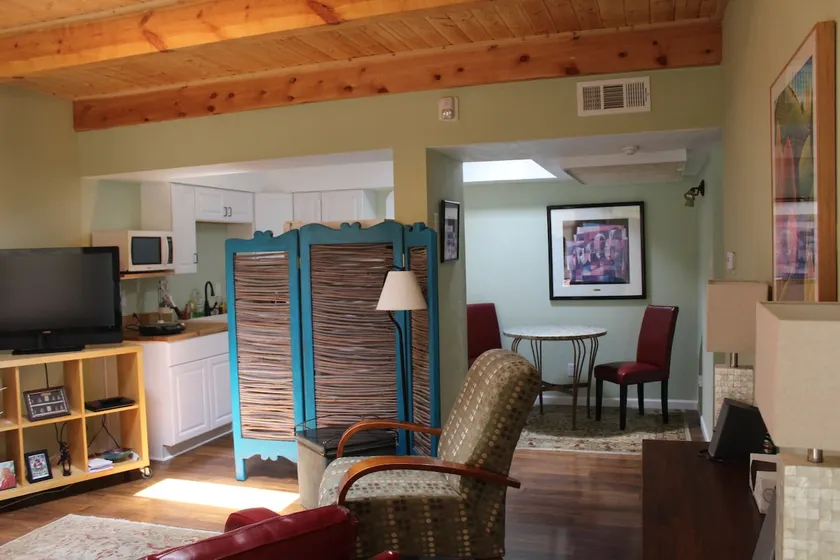 Cozy Condo - Walk to Plaza - Image 1