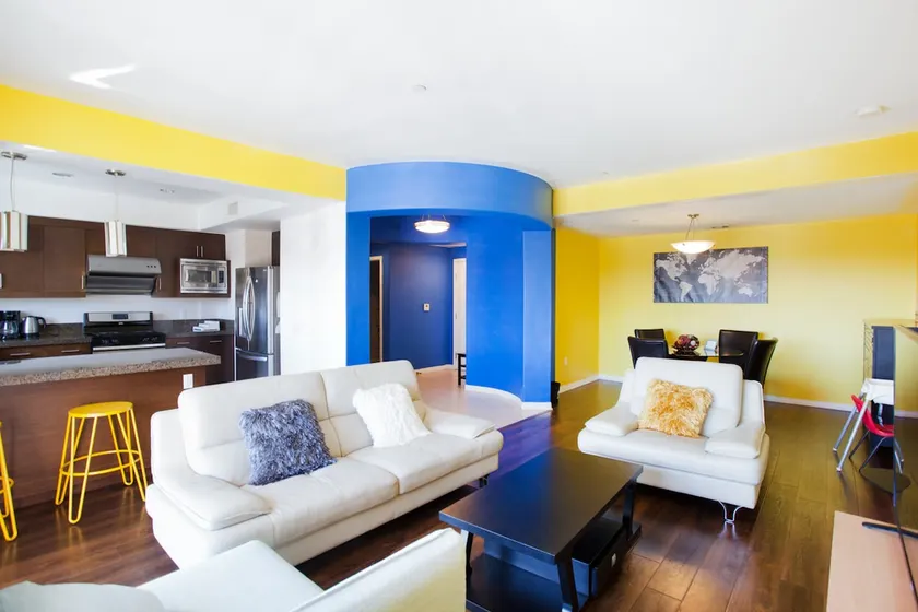 Times Square Luxury Apartment. Just bring your luggage. Newly renovated, spacious and comfortable three bedrooms, free swimming pool, free parking. - Image 1