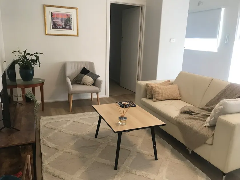 Light filled renovated , one bedroom in Elwood - Image 1