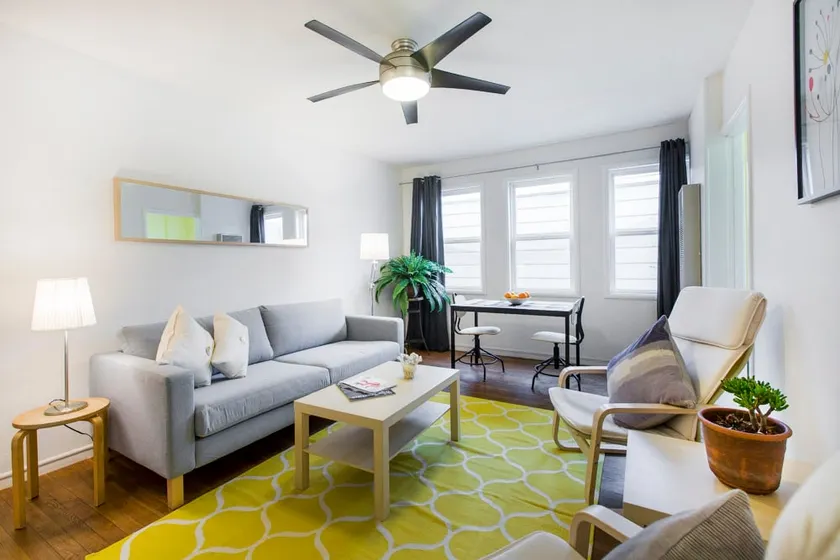 Cozy & Cheerful Apartment in Heart of Rockridge - Image 1
