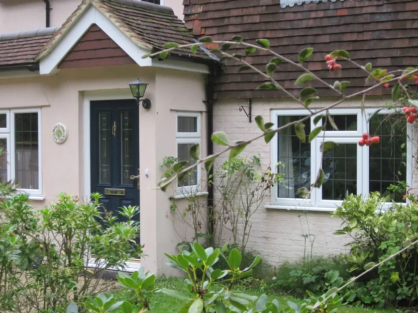 Luxury 4 bedroom cottage near Guildford, sleeps 6 - Image 1