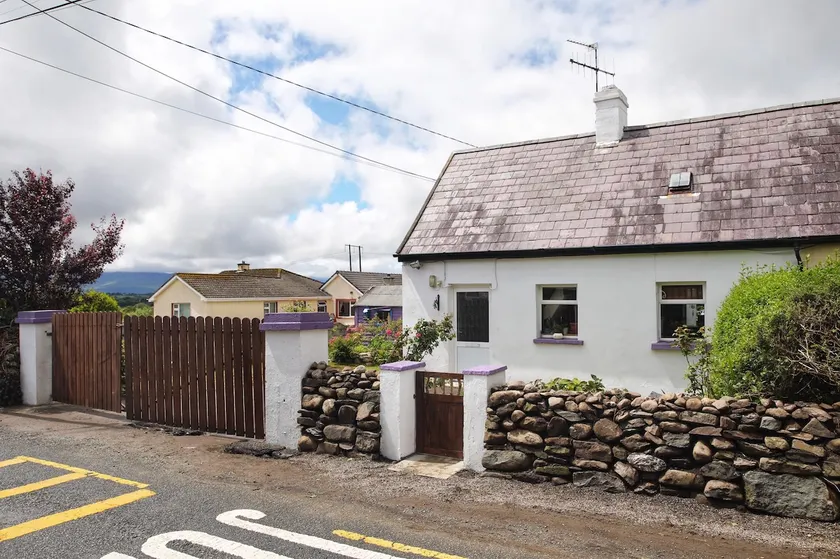 Teachin Siog, Detached Cottage. - Image 1