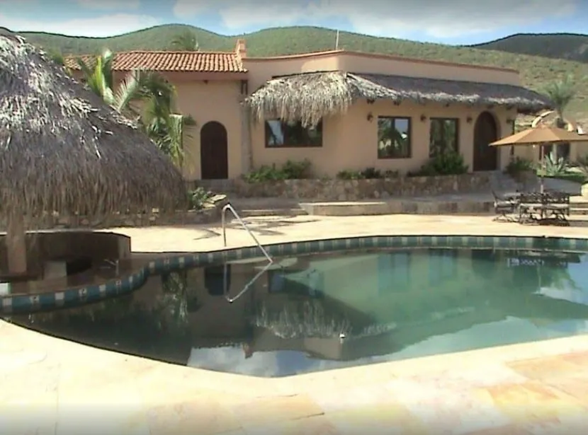 Luxury estate guesthouse on the beach - Image 1