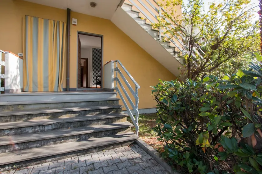 House with garden near the sea - Image 1