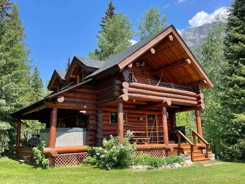 Cozy log cabin, stunning views with hot tub. - Image 1