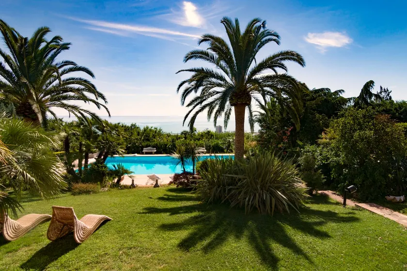 Beachfront apartment with pool - Image 1