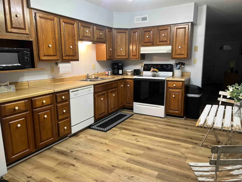 2 Bed 1.5 Bath Condo - Image 1