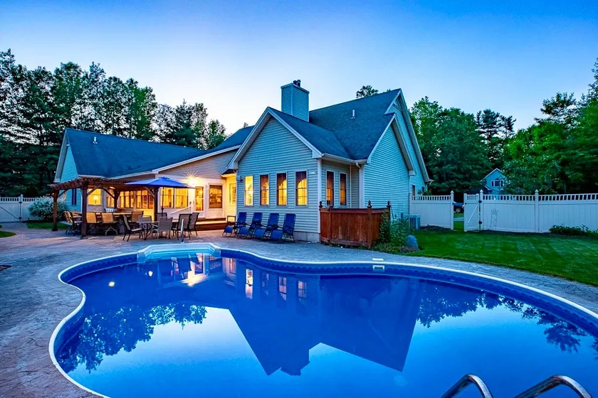 Spacious Retreat mins to Lake George pool&hot tub - Image 1
