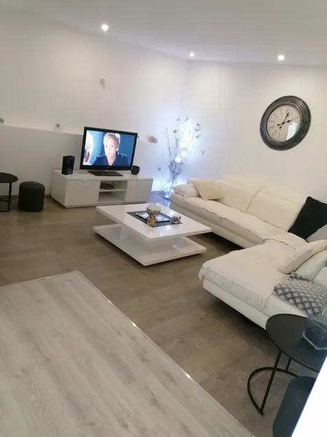 Modern 50 m2 apartment with terrace and private parking - Image 1