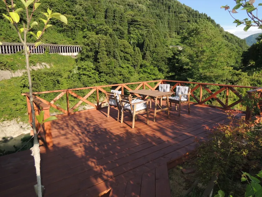 Log house overlooking the mountain - Image 1