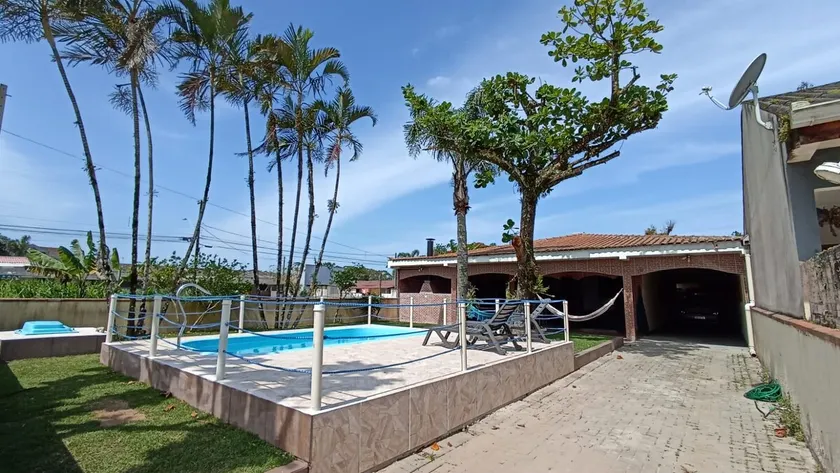 Spacious and pleasant house with pool - Image 1