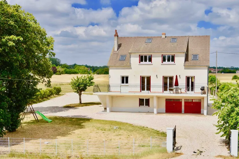 Loire Riverfront Gîte with Spa - Image 1