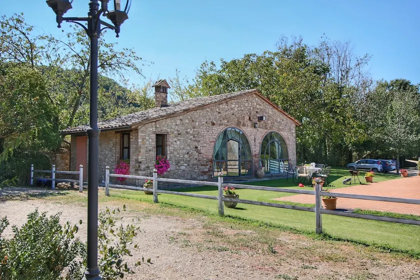 Byt v Todi s bazénem a zahradou - Image 1