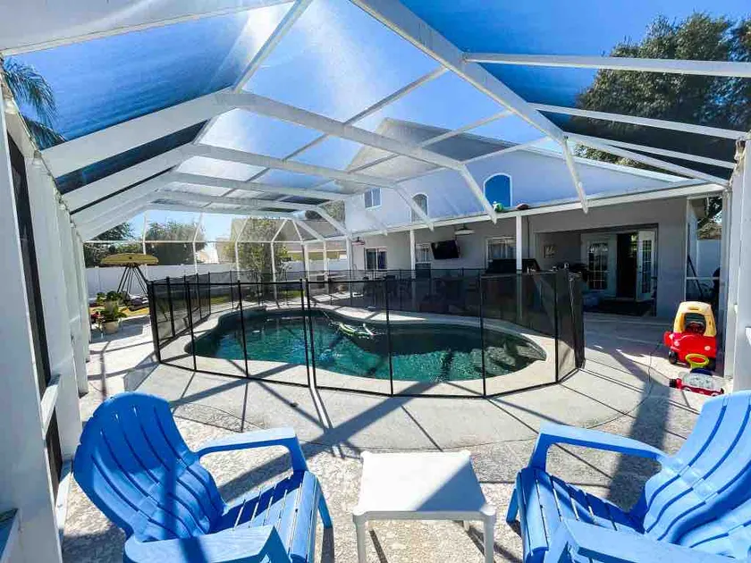 4 bedrooms 2.5 bathrooms Pool - Image 1