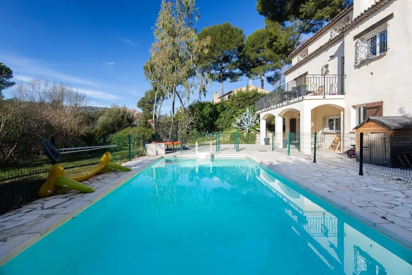 2-room ground floor villa near Cannes with pool - Image 1