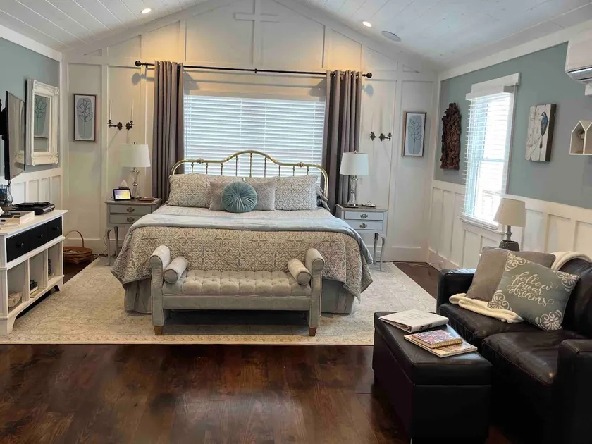 Lakeside Retreat - Perfect Getaway for Couples - Image 1