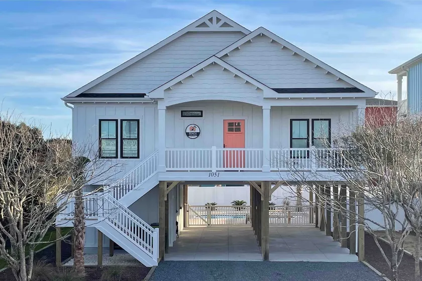 Pool, breezy porch, w/ beach access - Image 1