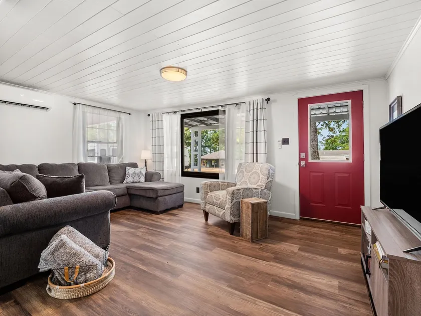 Pleasure Point Place WATERFRONT Cottage - Image 1