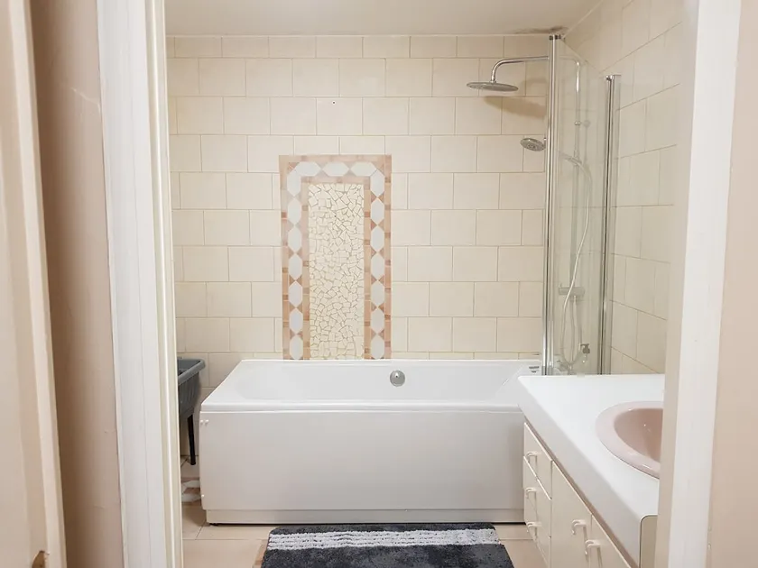 Beautiful Tourlaville apartment with garden access - Image 1