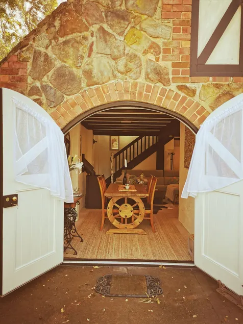 Romantic Getaway at Cockatoo Cottage - Image 1