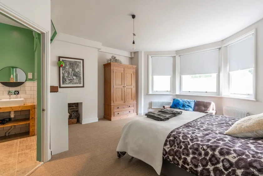 Gorgeous 2 bedroom Flat in tree-lined street - Image 1
