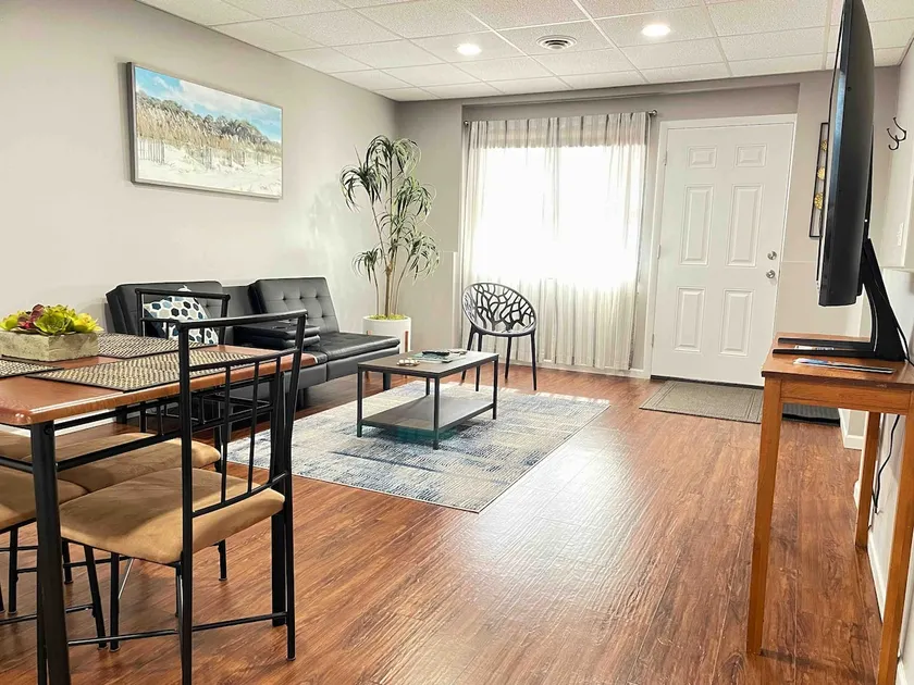 Modern apt. Free parking, Steps to downtown. - Image 1