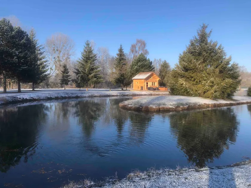 Chalet with private outdoor hot tub and pond - Image 1