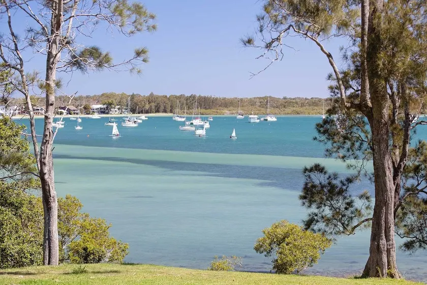 'Corlette Waterfront', 2/44 Danalene Parade - Waterfront Luxury, WIFI, Aircon, Parking pour bateaux - Image 1