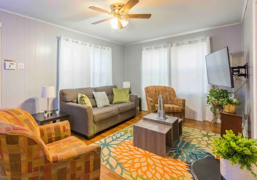 Charming Bungalow, King Bed, Large Yard - Image 1
