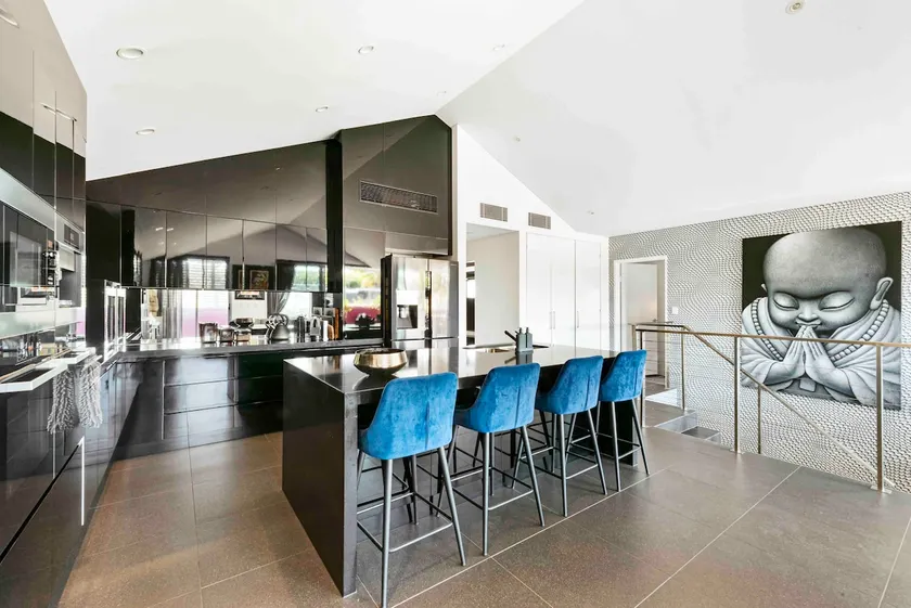 Modern Urban Penthouse: Art, Comfort, Car Parking - Image 1