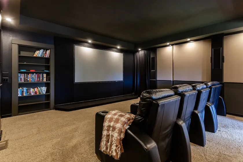 6 king bed real movie theater!! 5star BIG Hot tub! - Image 1