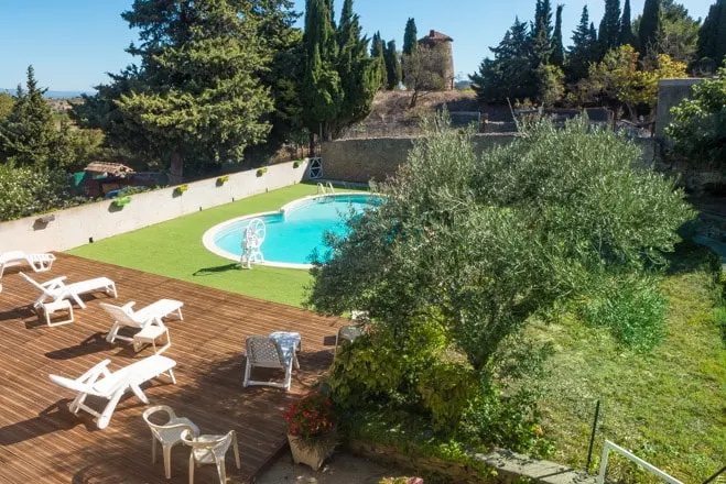 Charming renovated cottage in a quiet area with large pool - Image 1