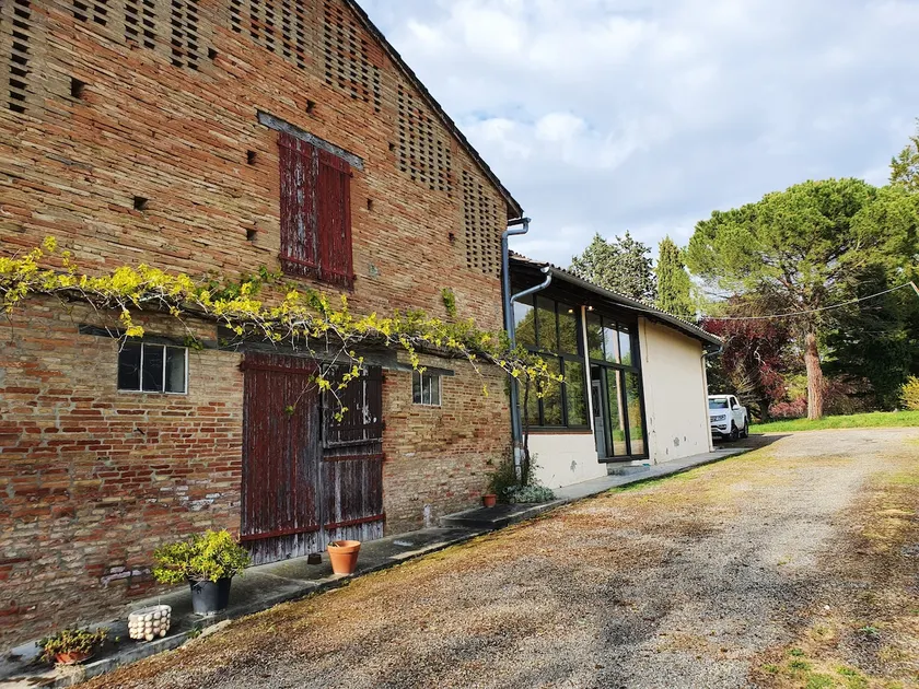 Farmhouse in the quiet countryside of Toulouse - Image 1