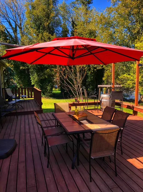 Umpqua river front house promises relaxation - Image 1