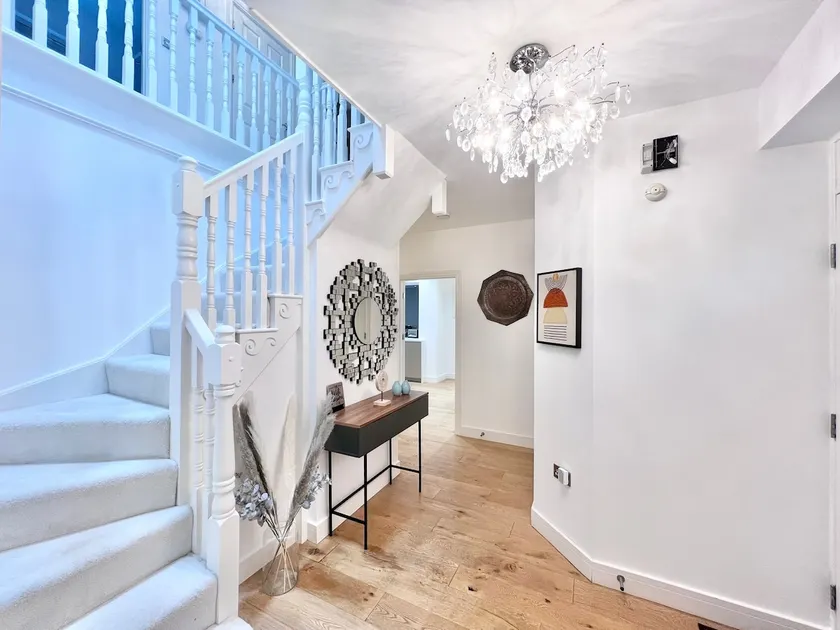 Luxury 4 Bedroom House @Oxley Park 5mins from CMK - Image 1