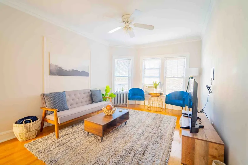 Stylish and Comfy Retreat 10 Minutes from Wrigley - Image 1