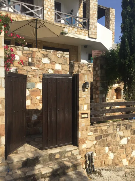 Stone house next to the Golden Beach - Image 1