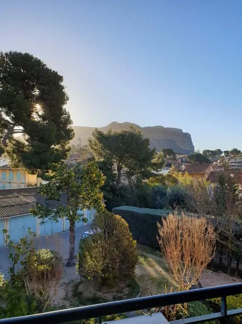 Bright 3 bedrooms in the heart of the village, air-conditioned, garage. - Image 1