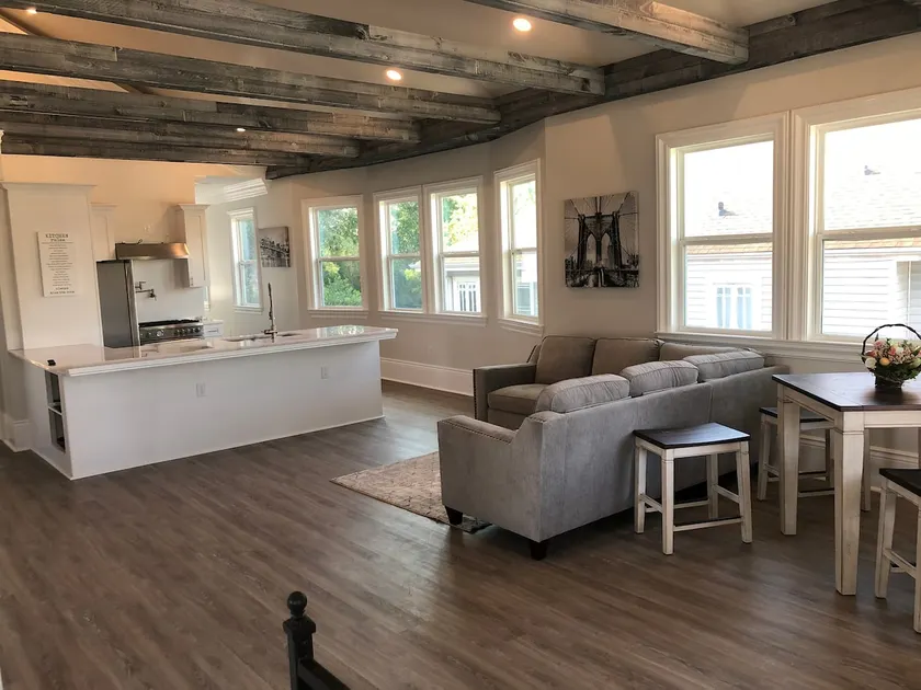 Penthouse Walking Distance to St Charles streetcar - Image 1
