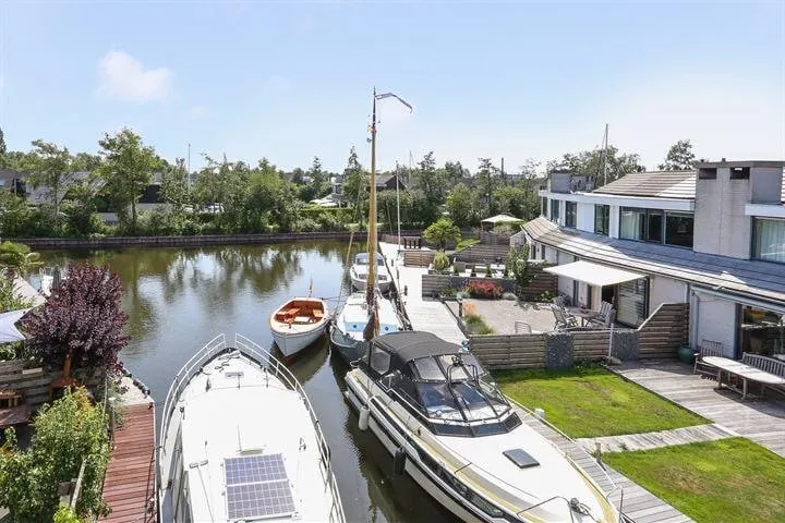 Lemmer à beira-rio com cais - Image 1