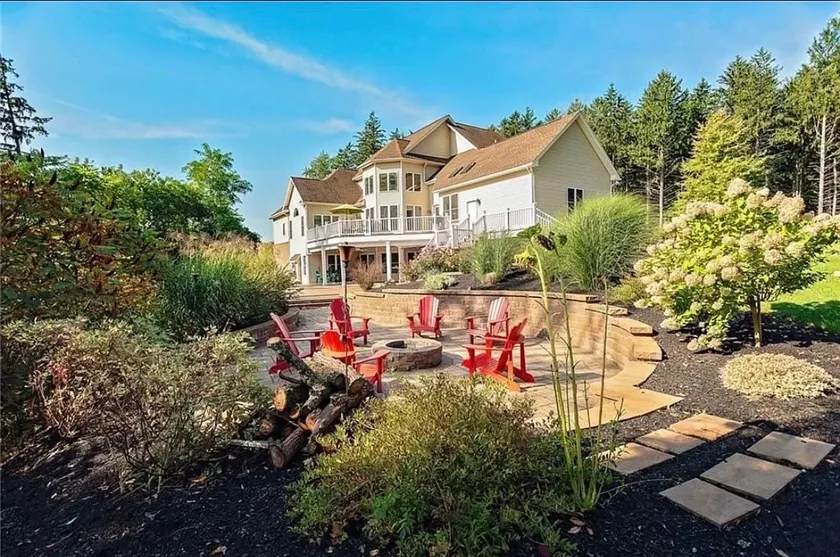 Spacious w/ lake access, hot tub, rec & movie room - Image 1