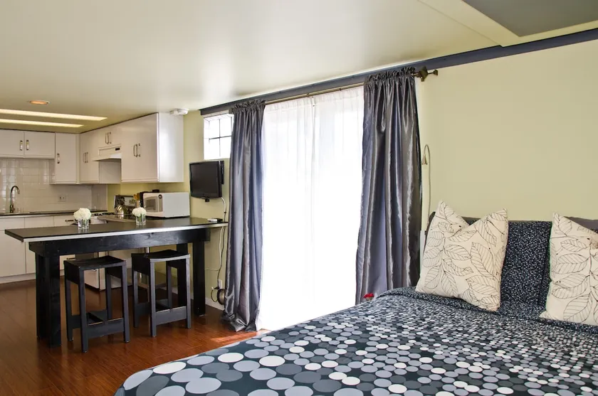 Echo Park Studio with Great View - Image 1