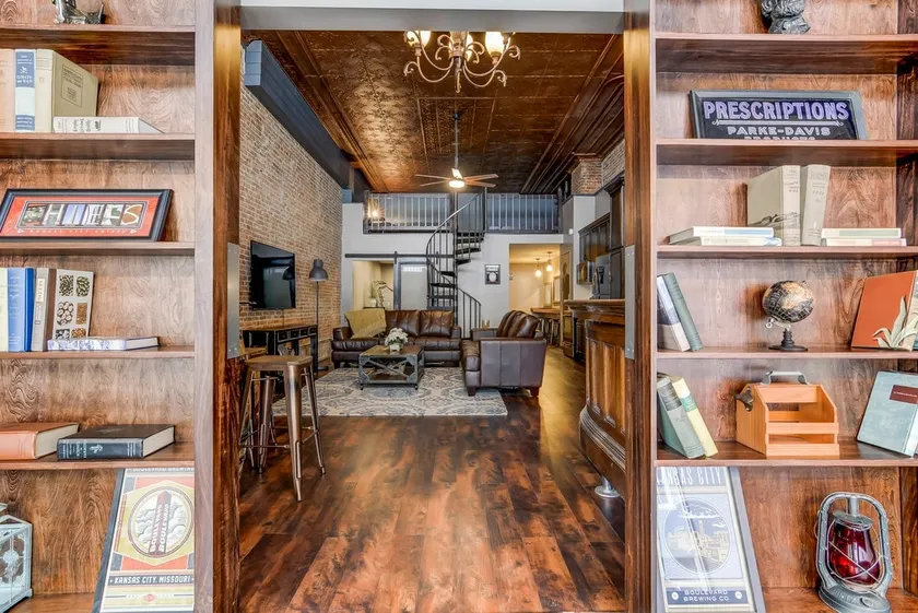 Lincolns Loft - Speakeasy Suite - Image 1