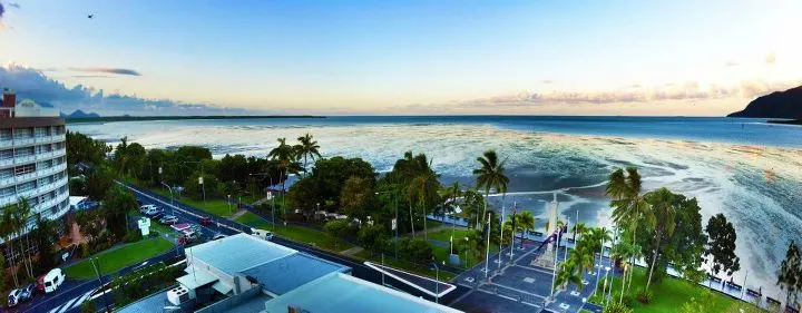 Cairns Esplanade Apartment - Image 1