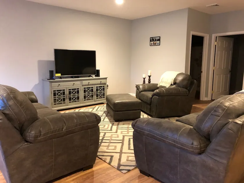 Spacious 3 bedroom home, excellent location. #1 - Image 1