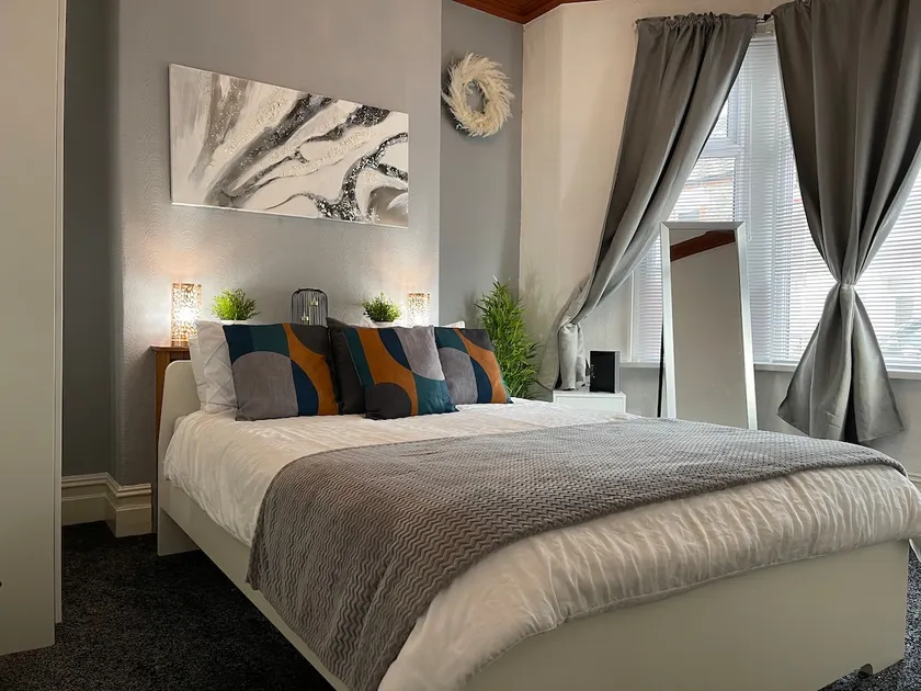 Spacious 5 Bedroom House - 2 Bath - City Centre - Free Parking - Image 1
