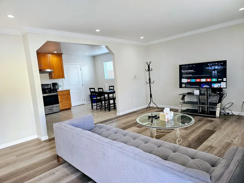 15A-Modern & Cheerful Comfy 3B2B Front Unit - Image 1