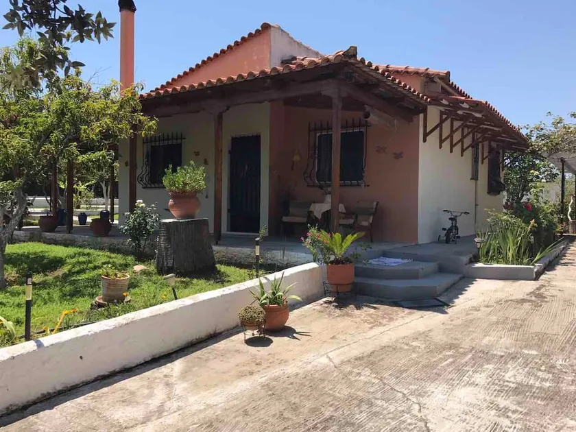 Beachfront holiday home - Image 1