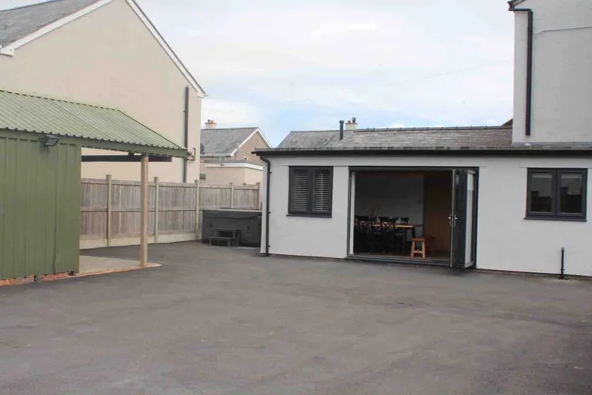 Large 5 bedroom Townhouse with hot tub in Bala - Image 1